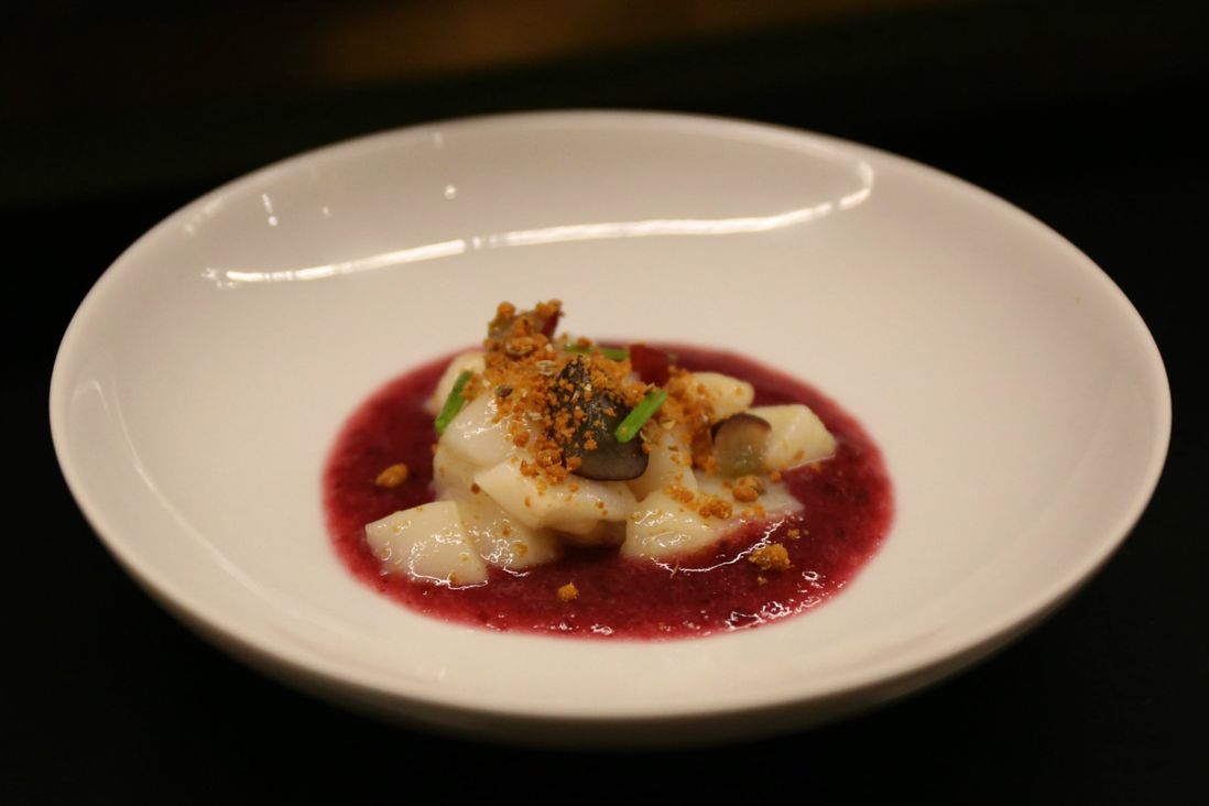 Scallops with red grape, coriander-brown butter<br>